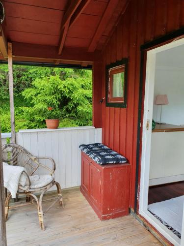 Gallery image of Sjönära ENKEL övernattningsstuga på berg med terrass, toilet in other house, outsideshower in Åkersberga