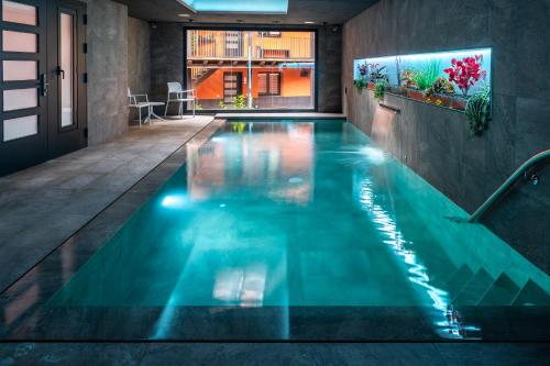 una piscina cubierta con agua azul en un edificio en Apartaments y Habitacions Entre Volcans, en Olot