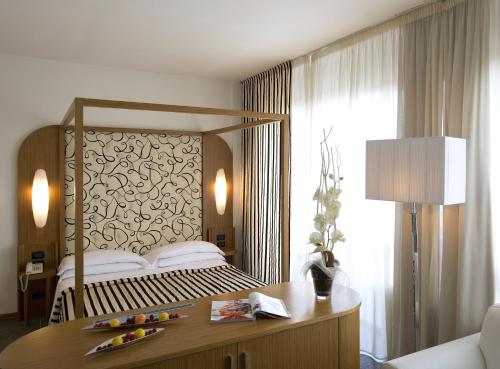 Postel nebo postele na pokoji v ubytování Grand Hotel Admiral Palace