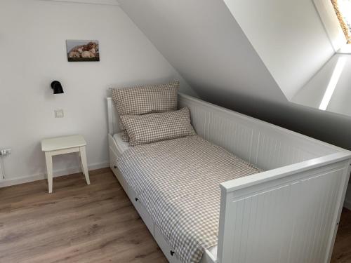 a bed in the corner of a room at Hygge-Huus-Burhave in Burhave