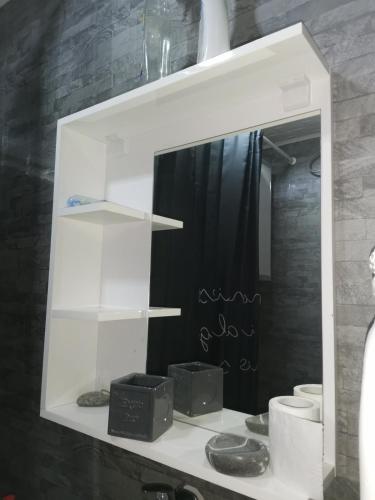 een witte plank in een badkamer met een spiegel bij Weekend varijanta Plus in Novi Sad