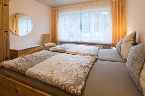 een slaapkamer met een groot bed en een raam bij Linn in Winterberg