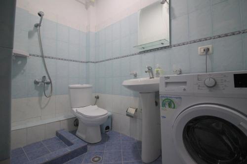 Un baño con lavadora y lavadora. en Doka Center Apartments, en Sarandë