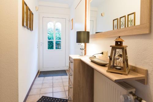 een kleine keuken met een aanrecht en een deur bij Linn in Winterberg