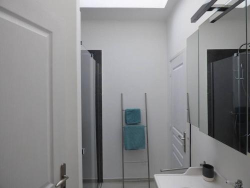 Ένα μπάνιο στο Apartment Fragonard with heated pool and large private terrace