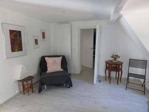 Χώρος καθιστικού στο Apartment Fragonard with heated pool and large private terrace