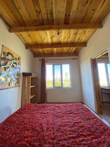 Postel nebo postele na pokoji v ubytování Eldos-Ata Eco Hotel