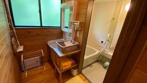 大崎市にあるTabinoteitaku Yakurai Cottageのバスルーム(シンク、バスタブ付)のオーバーヘッドビュー
