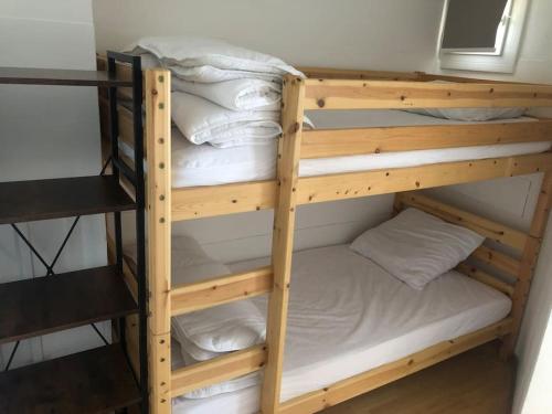 Postel nebo postele na pokoji v ubytování Appartement avec vue sur le lac de matemale