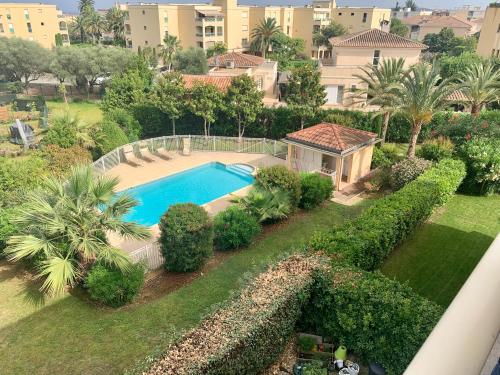 - une vue sur la piscine dans la cour dans l'établissement Joli 2p climatisé dans résidence calme et securisée avec piscine, à Antibes