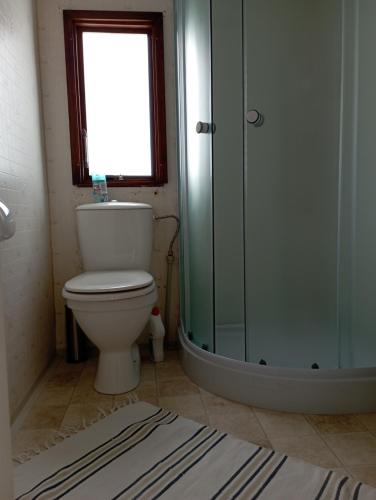 a bathroom with a toilet and a glass shower at Dovolená Výr, kemp Výrovice, mobilní dům in Výrovice