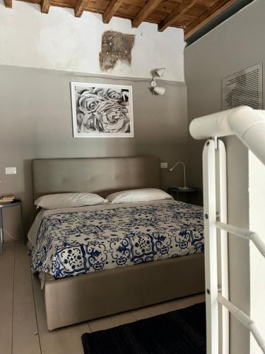 A bed or beds in a room at Le Gelosie B&B