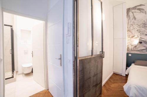 - une chambre avec une porte menant à une salle de bains dans l'établissement Diamond Apartment, à Cannes