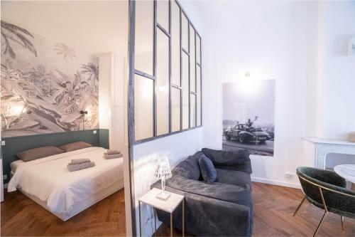 un salon avec un lit et un canapé dans l'établissement Diamond Apartment, à Cannes