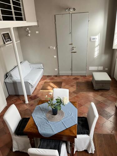 Habitación con mesa, sillas y cama en Le Gelosie B&B, en Rávena