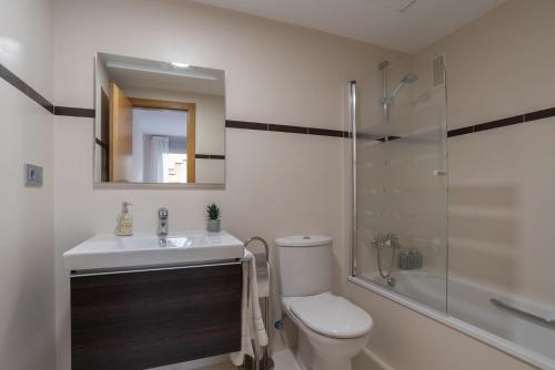 ein Badezimmer mit Toilette, Waschbecken und Dusche in der Unterkunft Apartamento Bulevar 1 con parking gratuito in Castellón de la Plana