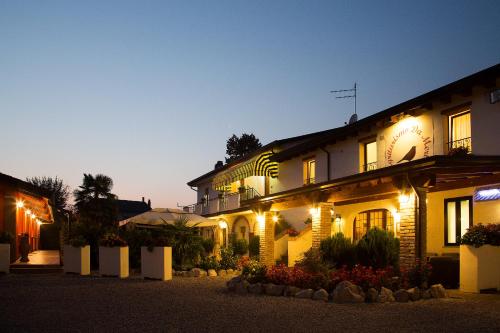 a lit up building with lights on it at Agriturismo Da Merlo in Trivignano
