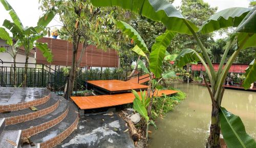 Un jardín fuera de Keith Ratchaburi