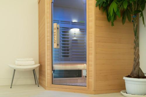 porta a vetri con finestra in camera di Anais Luxury Apartment - Catania Centro a Catania