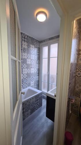 ห้องน้ำของ Résidence Cosy, chambre privée non mitoyenne avec serrure dans un appartement de 50 m carrés