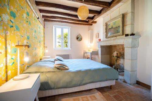 A bed or beds in a room at Le Clos Eugenie - Charmante maison avec jardin et vue sur la Loire