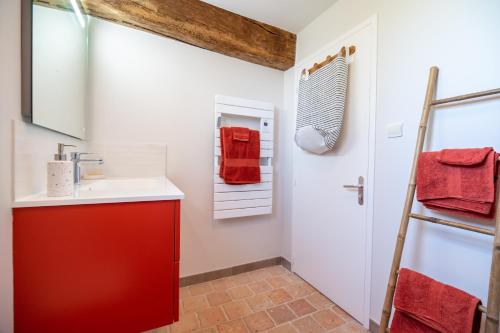 A bathroom at Le Clos Eugenie - Charmante maison avec jardin et vue sur la Loire
