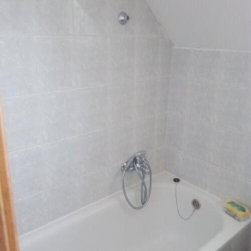 Szentmihályi apartman في بالاتونبوغلار: حمام أبيض مع حوض استحمام مع دش