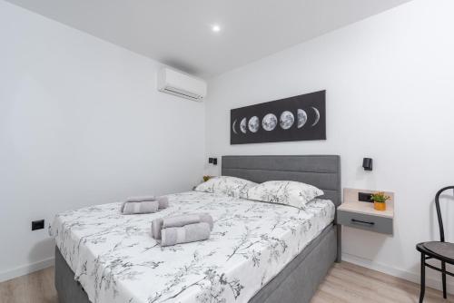 ein Schlafzimmer mit einem großen Bett in einem weißen Zimmer in der Unterkunft Holiday Home Saladinka with Whirlpool in Poreč
