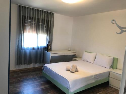 a bedroom with a large white bed and a window at Alaçatı Merkezde Otel konforu A iki odalı in Alacati