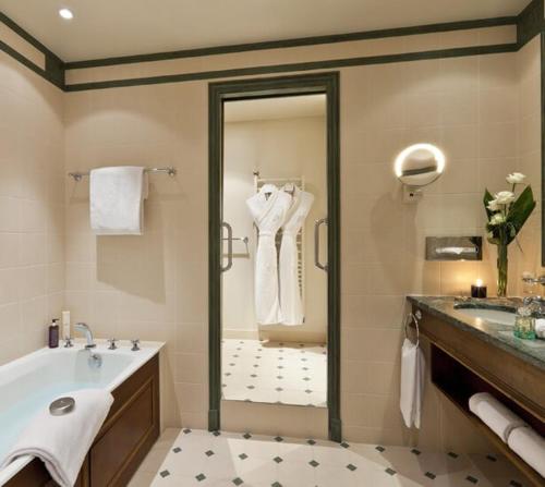 Ένα μπάνιο στο Hôtel Barrière Le Royal Deauville