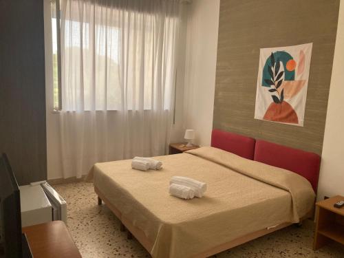 1 dormitorio con 1 cama con 2 toallas en SeccaGrande Holiday Home, en Seccagrande