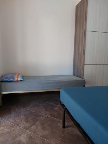 a room with a bench in the corner of a room at La Maddalenetta Casa Vacanze in Alghero