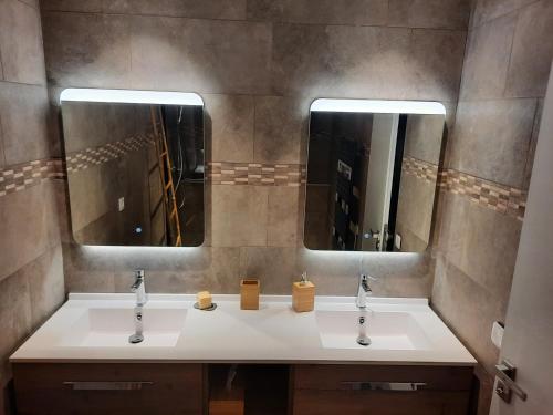 une salle de bain avec deux lavabos et deux miroirs dans l'établissement Villa élégante, jardin bucolique, proche golf & plages, 4 étoiles - FR-1-239-698, à Capbreton