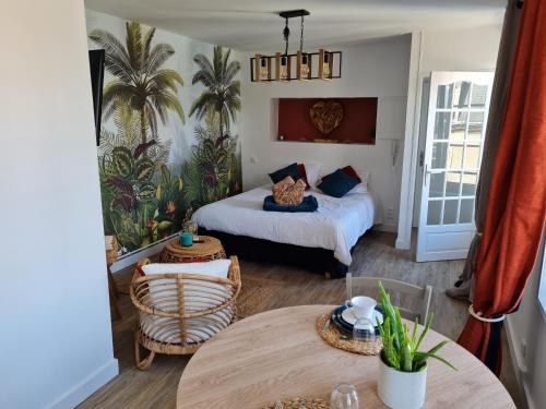 sypialnia z łóżkiem, stołem i krzesłami w obiekcie Ilot Désille w mieście Boulogne-sur-Mer