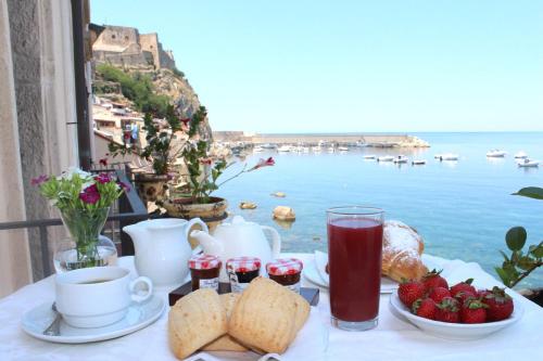 una mesa con comida y vistas al océano en Principe Di Scilla en Scilla