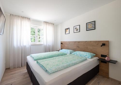 1 dormitorio con 1 cama grande y cabecero de madera en Domizil Relax en Überlingen