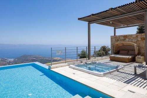 een huis met een zwembad en een patio bij Melampes Villa in Mélambes