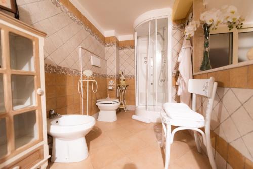 W łazience znajduje się toaleta, umywalka i toaleta. w obiekcie B&B Le Dodici Marie w mieście Alatri