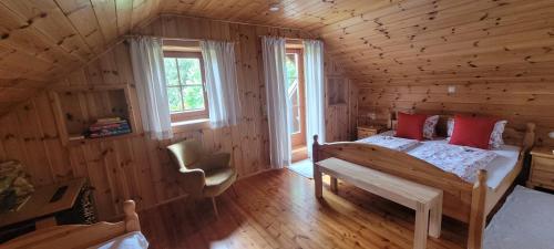 1 dormitorio con 1 cama en una cabaña de madera en Landhaus Fuggermühle, 