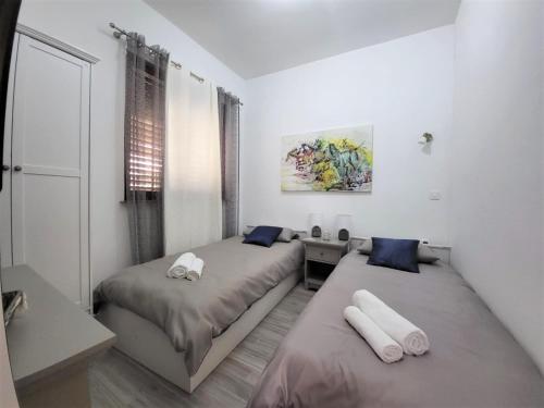- une chambre avec 2 lits et une fenêtre dans l'établissement Apartment LANA, à Svetvinčenat
