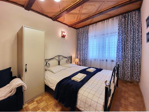 een slaapkamer met een bed en een groot raam bij HUSARSKA 60 in Warschau