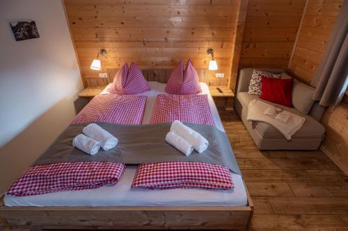 ein kleines Schlafzimmer mit 2 Betten und einem Sofa in der Unterkunft Ferienwohnung Klancnik in Bad Eisenkappel