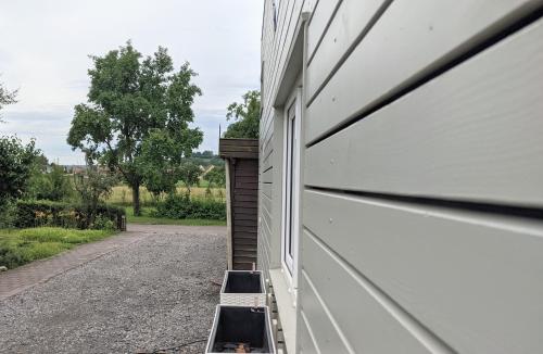 a side view of a building with a garage at Außergewöhnlich übernachten bei Tübingen. in Ammerbuch