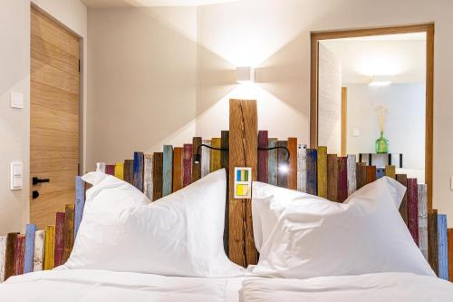 a bed in a room with books on the wall at Aumia Apartment Opal in Fiè
