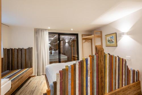 una habitación con una cama y una fila de libros en Aumia Apartment Opal, en Fiè