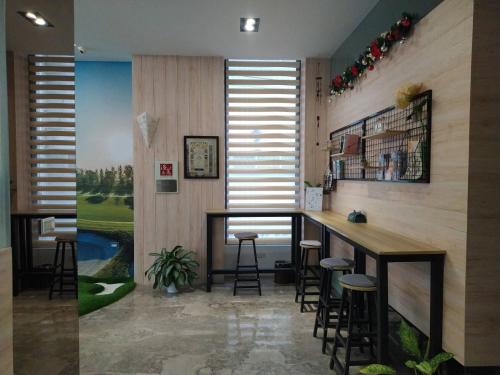 a bar in a room with stools at π 園周綠溫泉會館-泉鄉雅舍 in Jiaoxi
