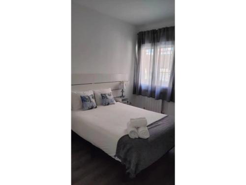 1 dormitorio con 1 cama con 2 toallas en Tranquilo apartamento 5 pers. Madrid Río Mendoza en Madrid