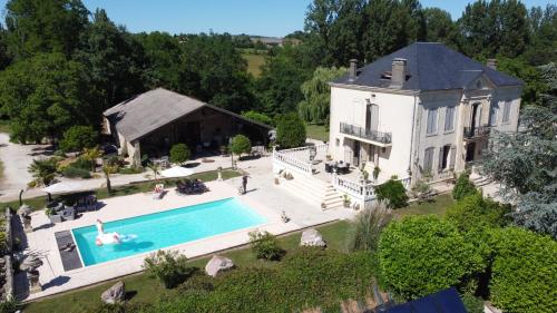 vista aerea di una casa con piscina di En bord de rivière a Casseneuil