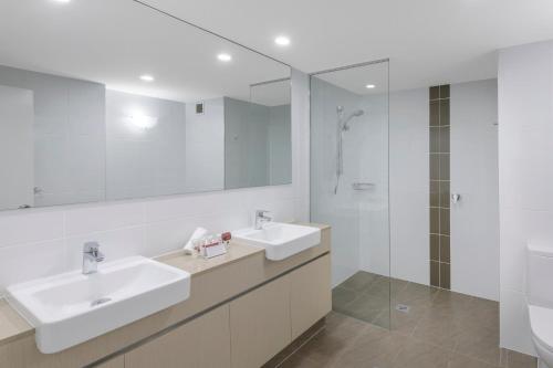 Ванная комната в Ramada Resort by Wyndham Port Douglas