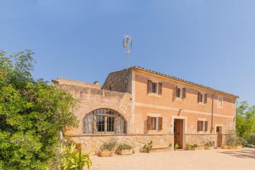 マナコルにあるMurtera- Traditional country manor house for 9 people 5 bedrooms and 4 bathrooms near Sant Llorençの煉瓦造りの古い建物